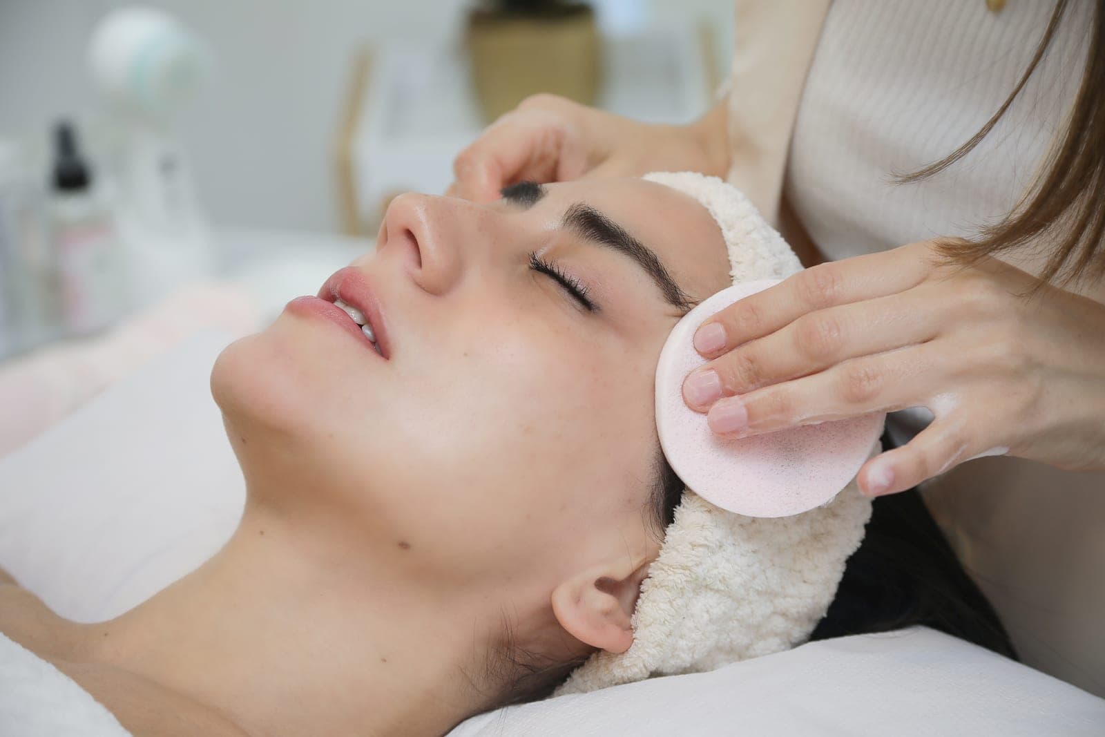 Tratamiento facial en Estética Holística